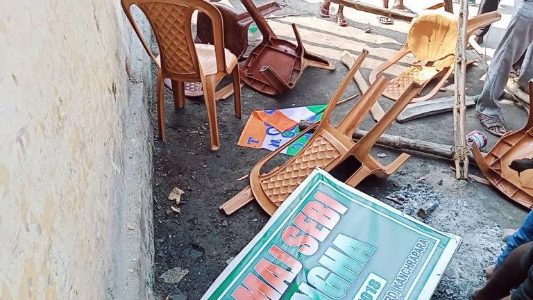 কাঁচরাপাড়ায় তৃণমূল পার্টি অফিস ভাঙচুর, অভিযোগ বিজেপির দুষ্কৃতীদের বিরুদ্ধে।
