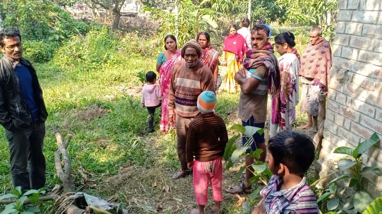 জমি দখলকে কেন্দ্র করে বোমাবাজি দেগঙ্গার