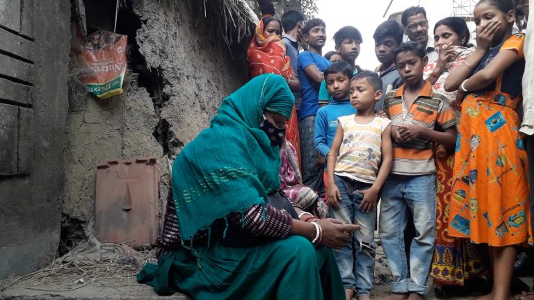 স্বামীকে ফিরে পেতে শশুর বাড়ির সামনে ধর্নায় বসলেন যুবতী।