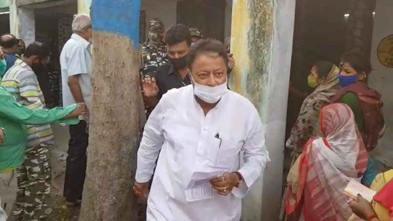 ভোট ষষ্ঠীতে ভোট দিলেন মুকুল রায়।