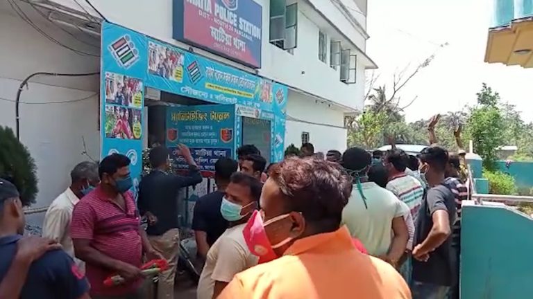 কর্মীদের মিথ‍্যা মামলায় ফাঁসানো ও মারধর,থানা ঘেরাও বিজেপির।