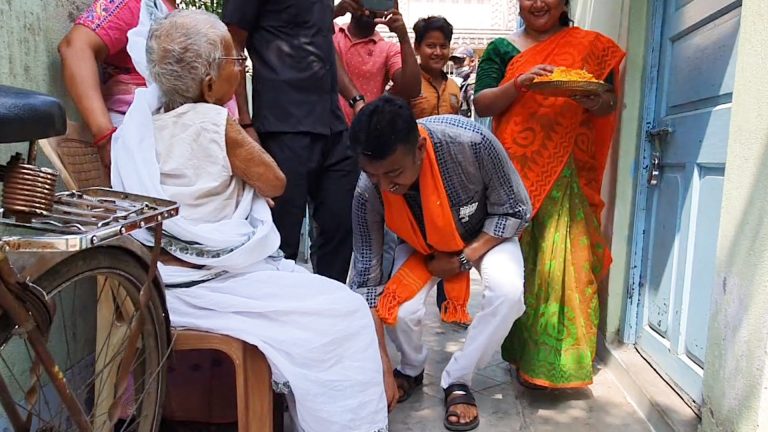 ভোটের প্রচারে বিজপুরের বিজেপি প্রার্থী শুভ্রাংশু রায়।