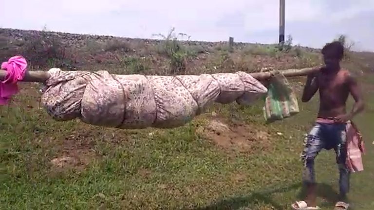 রেল লাইনের পাশ থেকে স্বামী -স্ত্রীর মৃতদের উদ্ধার 