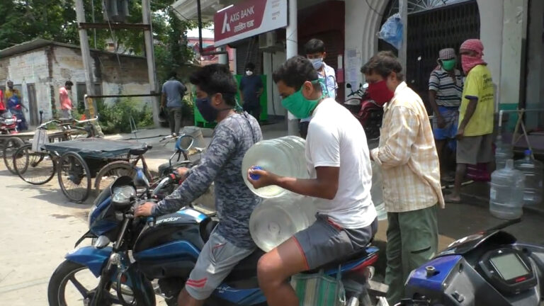 গঙ্গায় ভাসছে কোভিড দেহ,আতঙ্কে না গঙ্গার পরিশ্রুত পানীয় জলে।