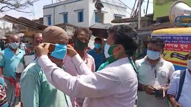 সুন্দরবনের শিক্ষকই এখন স্যানিটাইজম‍্যান।