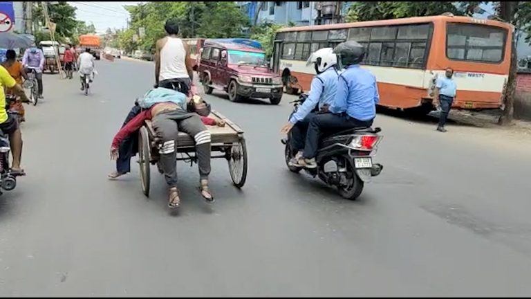 লকডাউনের দিনও দুর্ঘটনা বারাসাতের ডাকবাংলা মোড়ে।