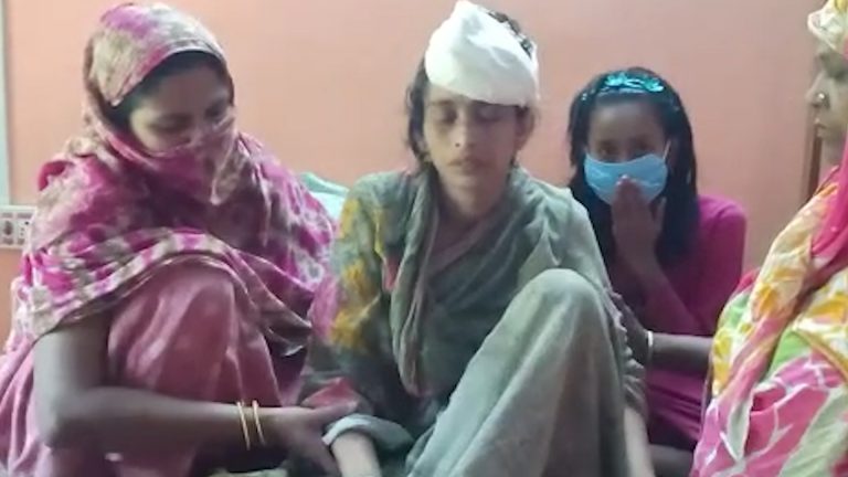 দেগঙ্গায় তৃণমূলের পঞ্চায়েত সদস্যা ও তার স্বামী সহ ৪ জনকে মারধর,অভিযোগ আই এস এফের বিরুদ্ধে।