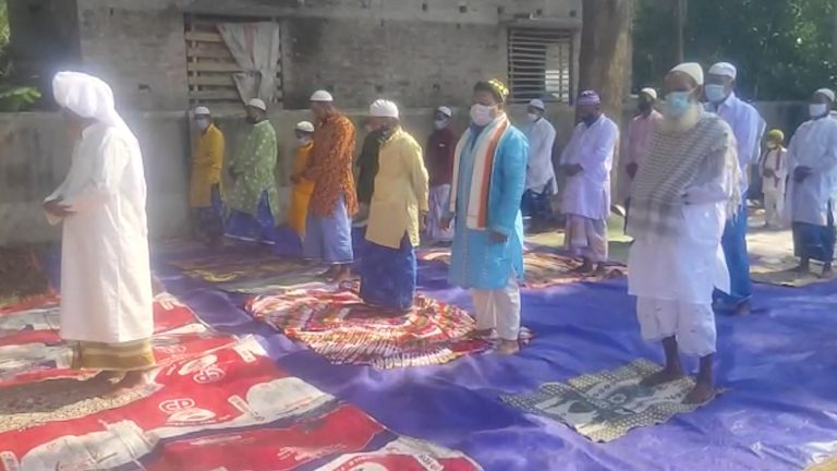 করোনা স্বাস্থ‍্যবিধি মেনে মনব সামজ সেবা সংস্থার উদ‍্যোগে ঈদ পালন।