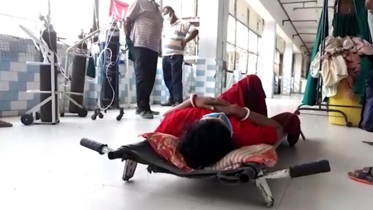 রাজনীতি ভুলে মানবিক রাণাঘাটের রেড ভলেন্টিয়ার্স।