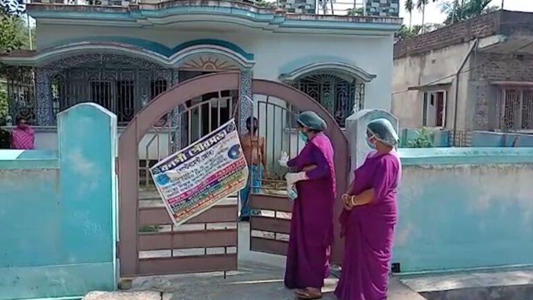 সাধারণ মানুষের পাশে বনগাঁ পৌরসভা,বাড়িতে ওষুধ পৌঁছে দিচ্ছে স্বাস্থ্যকর্মীরা।