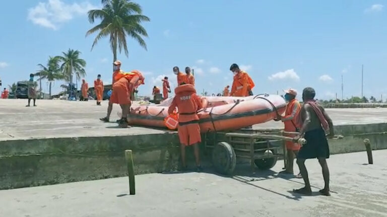 ধেয়ে আসছে ঘূর্ণিঝড়, গঙ্গাসাগরে পৌঁছলো জাতীয় বিপর্যয় মোকাবিলা দল।