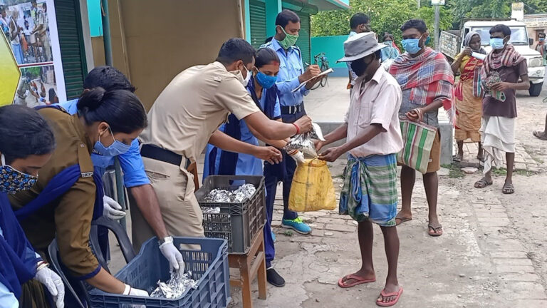 করোনা মহামারীতে সাধারণ মানুষের পাশে বীজপুর থানার পুলিশ।