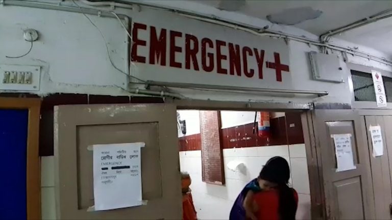 স্ত্রীর সাথে অশান্তির জেরে শরীরের একাধিক অংশে ধারালো ছুরির আঘাত স্বামী