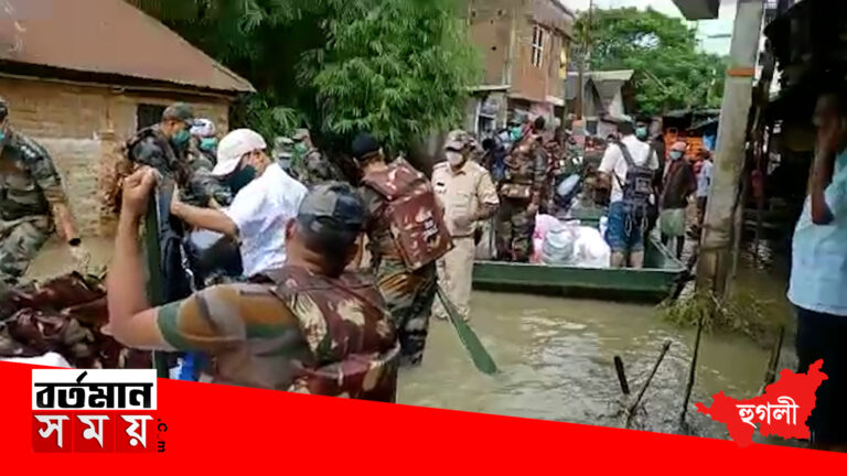 খানাকুলের বিস্তীর্ণ এলাকা জলমগ্ন।