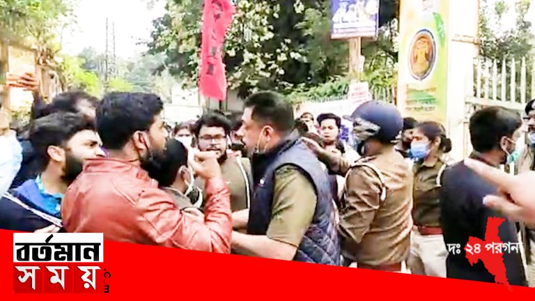  স্কুল খোলার দাবিতে বারাসাত রেল স্টেশন থেকে মিছিল করে SFI