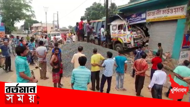নিয়ন্ত্রণ হারিয়ে দোকানে ঢুকে গেল ডাম্পার