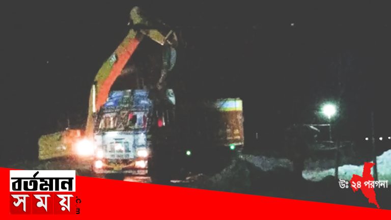 নদীর পাড়ে বালির স্তুপ ফায়ার ব্রিগেড দিয়ে নষ্ট করল প্রশাসন