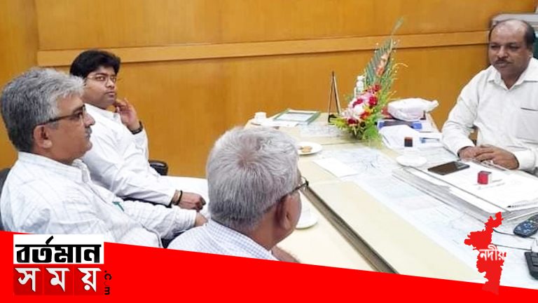 শিয়ালদহ ডিভিশনের ডি আর এমের সাথে বৈঠক করলেন শান্তিপুরের তৃণমূল বিধায়ক ব্রজ কিশোর গোস্বামী।