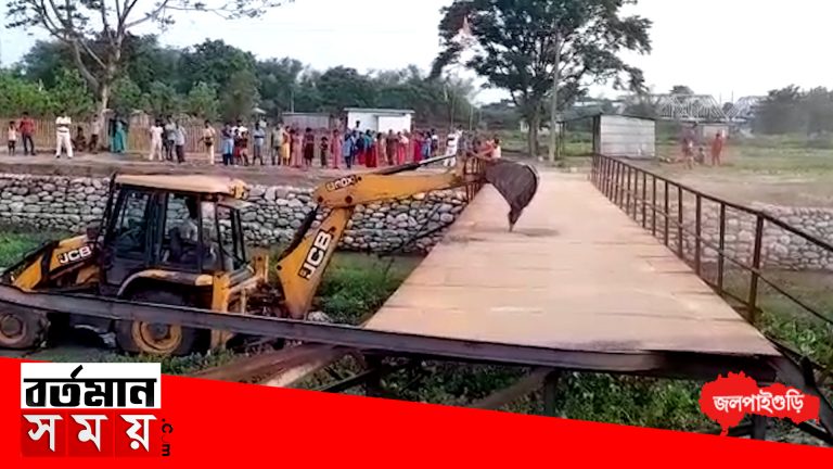 অবৈধ লোহার ব্রিজ,তৈরী পুলিশের হাতে গ্রেপ্তার ৪ জমি মাফিয়া