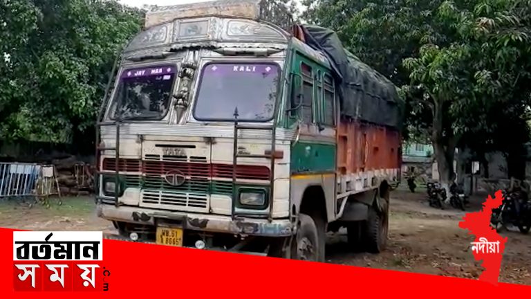 শান্তিপুরে লড়ি ও প্রাইভেট গাড়ির মুখোমুখি সংঘর্ষ