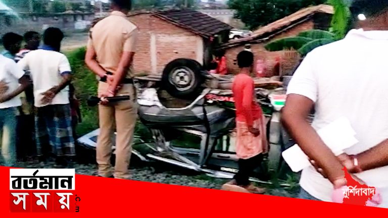 লাইন পারাপারের সময় ট্রেনের ধাক্কায় দুর্ঘটনার কবলে মারুতি চার চাকা গাড়ি।