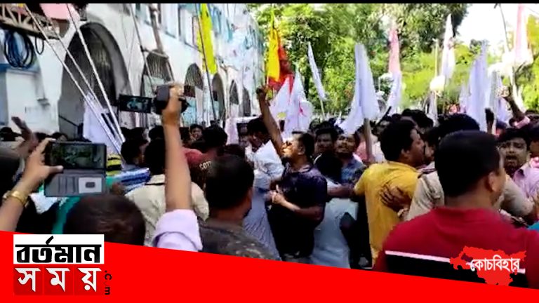 ডিওয়াইএফআই এর মিছিলে পুলিশের লাঠির আঘাতে জখম বহু ডিওয়াইএফআই কর্মী