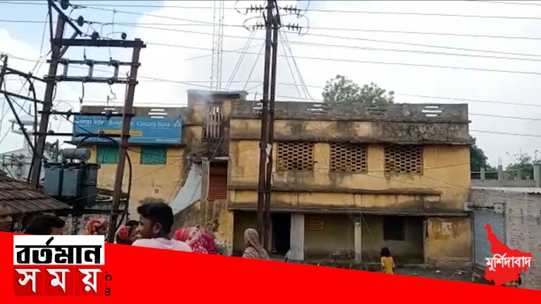 হঠাৎ একটি রাষ্ট্রায়ত্ত ব্যাঙ্কের ভিতরে আগুন