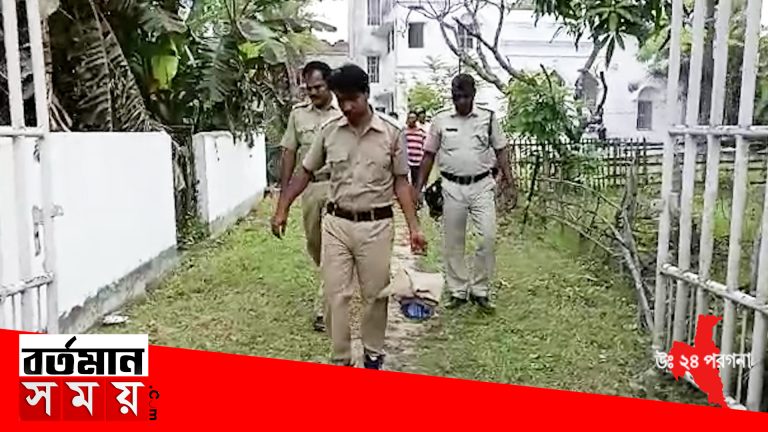 তৃণমূল কর্মীর বাড়িতে তাজা বোমা উদ্ধার করল পুলিশ বসিরহাট পৌরসভা আট নম্বর ওয়ার্ডে।