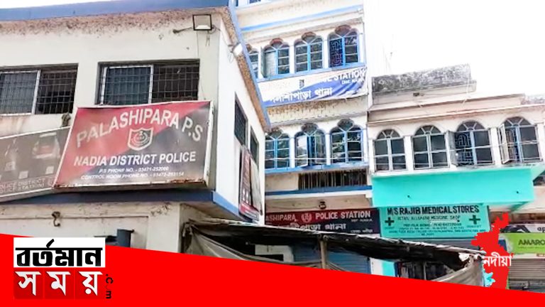 একই পরিবারের বাবা , মা ও মেয়ে ৩ জনকে কুপিয়ে খুন।