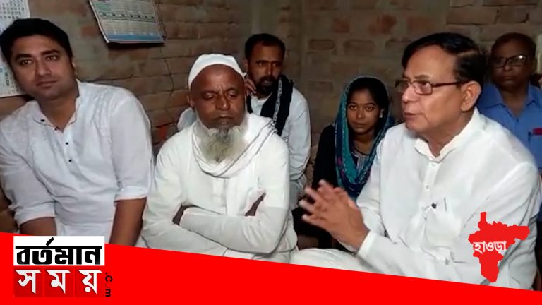 ঈদের দিনে আনিসের বাড়িতে সিপিএমের রাজ্য সম্পাদক মহম্মদ সেলিম।