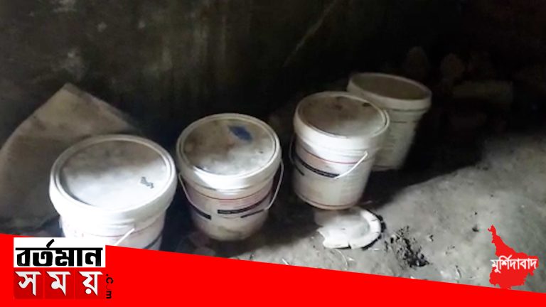 চার বালটি ভর্তি তাজা বোমা নিষ্ক্রিয় করলো বোম স্কোয়াট টিম