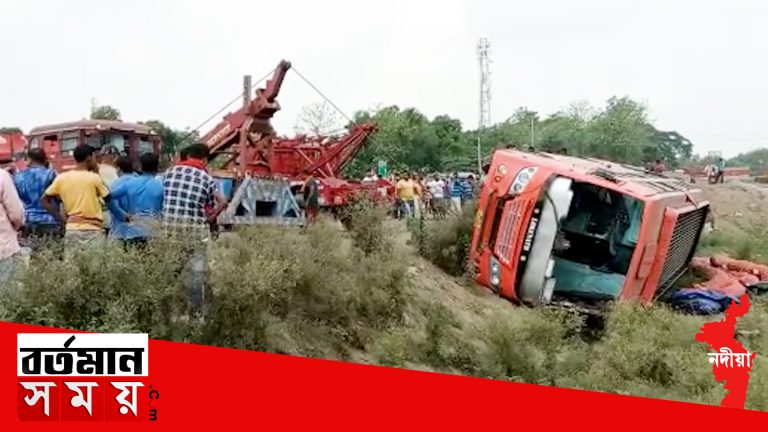 নিয়ন্ত্রণ হারিয়ে নয়ানজুলিতে উল্টে গেল যাত্রীবোঝাই বাস