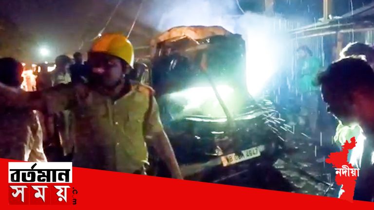 চলন্ত গাড়িতে আগুন লেগে ভস্মীভূত গাড়ি, অল্পের জন্য প্রাণে রক্ষা চালক সহ যাত্রীরা।