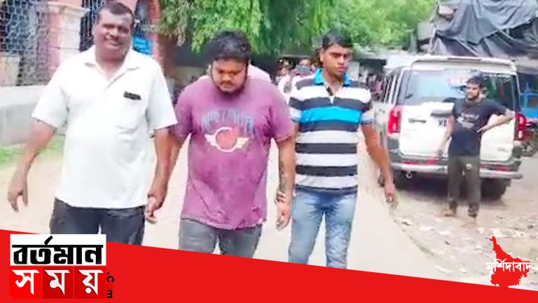 মুর্শিদাবাদের কান্দিতে ব্যাবসায়ীর খোওয়া যাওয়া লক্ষাধিক টাকা সহ গ্রেফতার অভিযুক্ত কর্মচারী