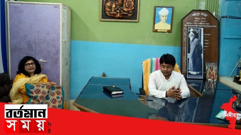 শান্তিপুর কলেজের অধ্যক্ষের চেয়ারে বসে রয়েছেন শান্তিপুরের বিধায়ক ব্রজকিশোর গোস্বামী।