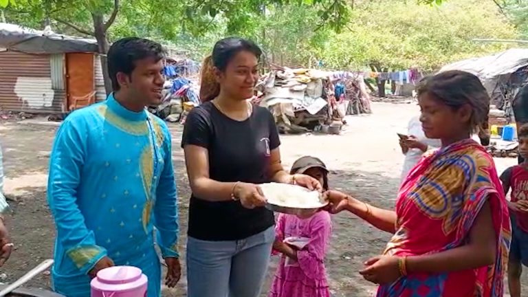 সাউথ করিয়া বি বি এ ছাত্রী জন্মদিন পালন করল পথ শিশু এবং প্রান্তিক মানুষদের সাথে।