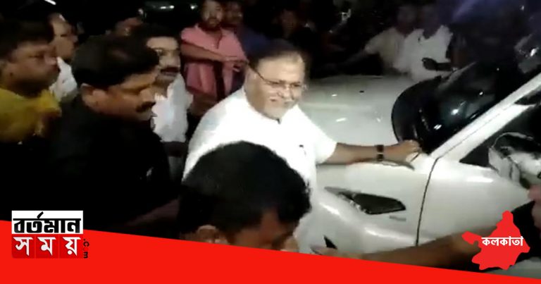 সিবিআই দপ্তর থেকে হাসিমুখে বেরোলেন পার্থ চট্টোপাধ্যায়।