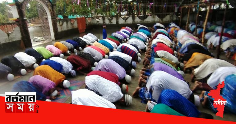 বৃষ্টিকে উপেক্ষা করেই বৃষ্টিতে ভিজেই নদীয়ার মসজিদে চললো নামাজ আদায়।