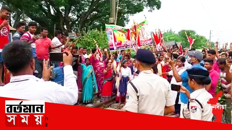 তারকনগর হল্ট স্টেশনে রেললাইনে যাতায়াতের রাস্তা বন্ধ করে দেওয়ায় বিক্ষোভ ।