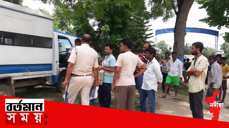 রাস্তা পারাপার করতে গিয়ে লরির চাকায় পিষ্ট হয়ে মৃত্যু হল এক পথচারীর।