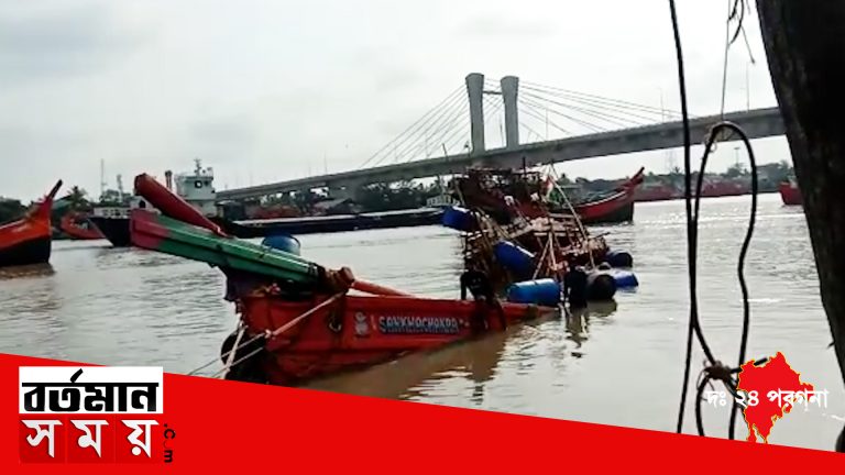 নদীতে উল্টে গেল এফবি শঙ্খচক্র নামের মৎস্যজীবী ট্রলার।