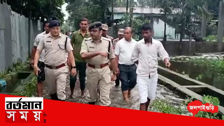 জলপাইগুড়িতে জলমগ্ন এলাকা পরিদর্শন করে শুকনো খাবার বিলি করল পুলিশ