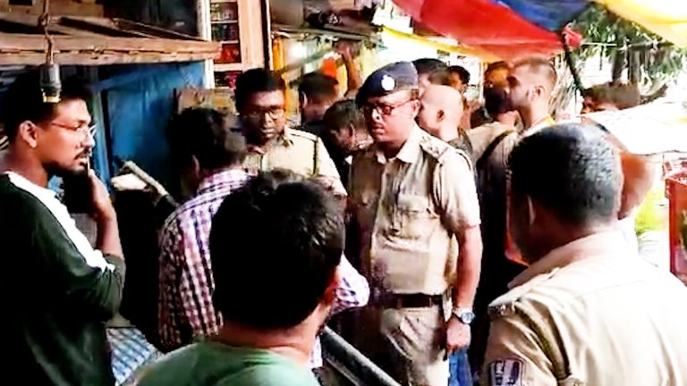 ফুলের দোকানে আত্মঘাতী যুবক।