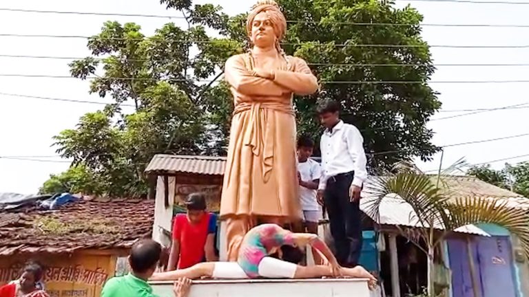 কোলাঘাটের কাঠচড়া ময়দানে স্বামীজী যোগ দিশারী উদ্যোগে বিশ্ব যোগ দিবস পালন