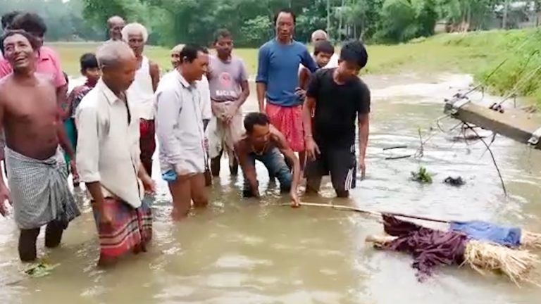 জলমগ্ন গ্রাম সাংসদ ও বিধায়কের কুশপুতুল জলে ডুবিয়ে বিক্ষোভ