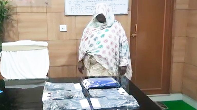 এবার আগ্নেয়াস্ত্র ও কার্তুজ সহ গ্রেপ্তার ৫৫ বছর বয়সী এক মহিলা।