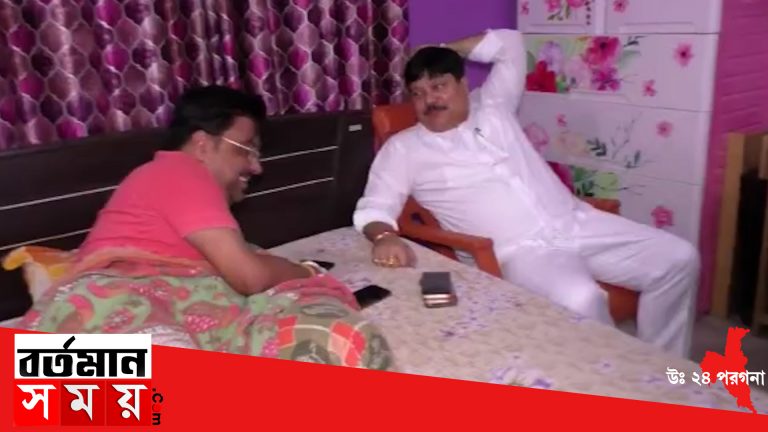 ব্যারাকপুরে অসুস্থ দলীয় কাউন্সিলরকে দেখতে গেলেন সাংসদ অর্জুন সিং