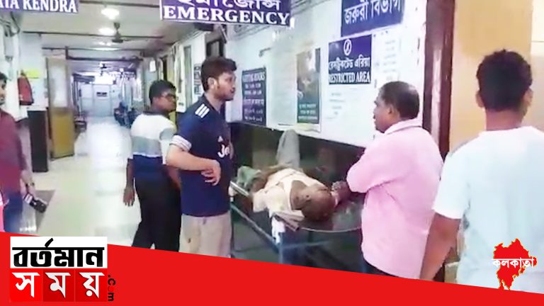 ফুটপাথের ওপর বসে থাকা এক ব্যক্তিকে ধাক্কা প্রাইভেট গাড়ির