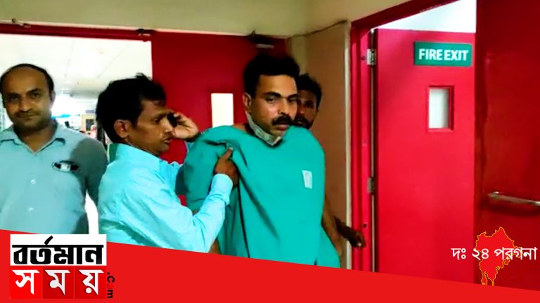 ট্রেনের কামরা থেকে এক ব্যক্তিকে রক্তাক্ত অবস্থায় উদ্ধার করলো রেল পুলিশ।