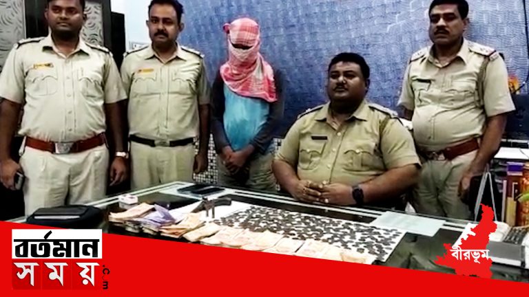বিপুল পরিমাণ নকল সোনার কয়েনসহ পুলিশের জালে এক দুষ্কৃতী।